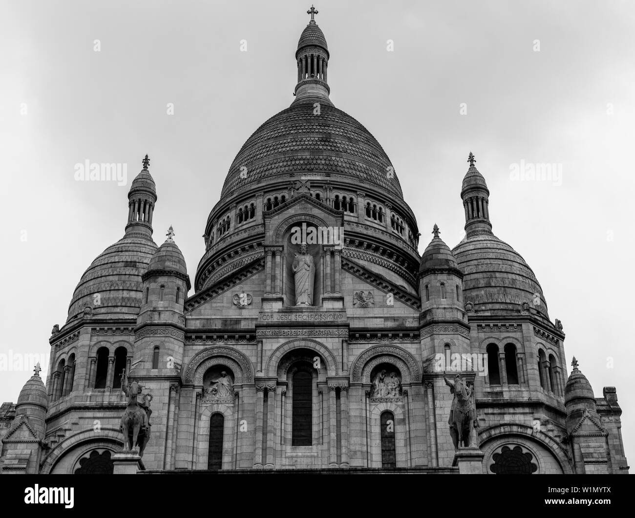 Paris, Frankreich, 1. Juli 2017: Basilika Sacre Coeur in Schwarz und Weiß Stockfoto