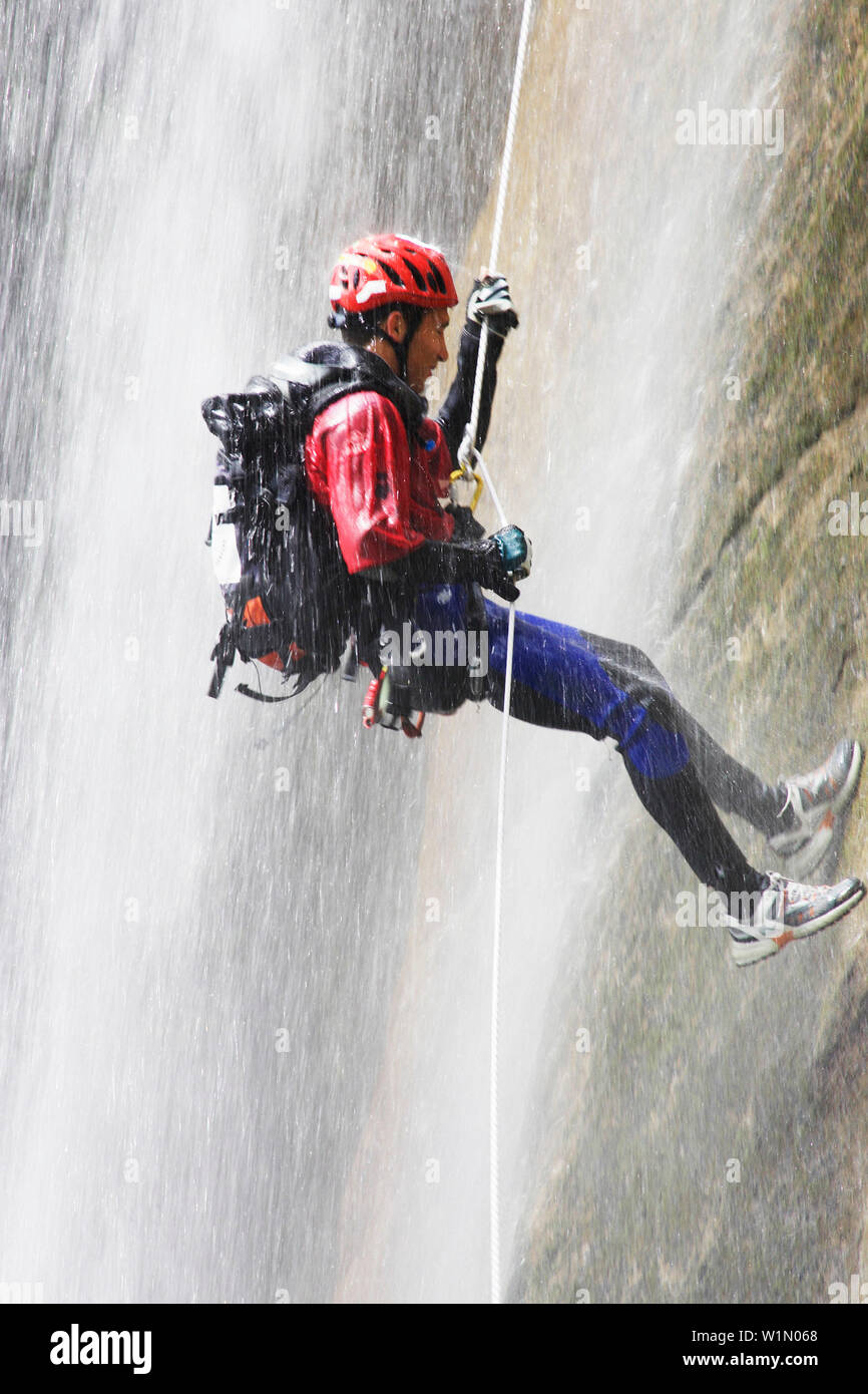 Canyoning, Abseilen durch einen Wasserfall, Korsika Raid, Piscia di Gallu, Ospedale, Korsika, Mittelmeer, Frankreich Stockfoto