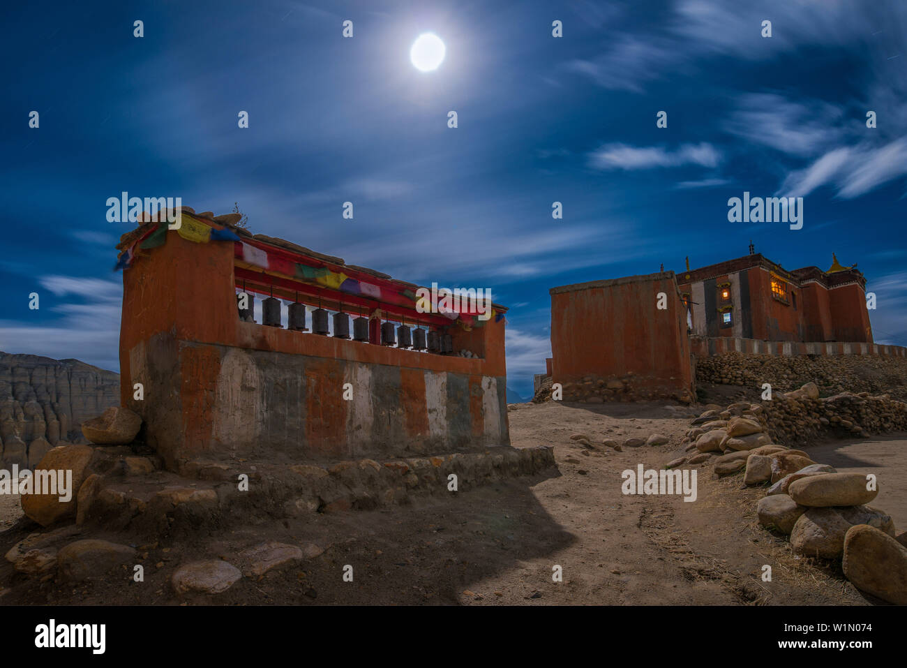 Vollmond über dem Kloster Gompa und Gebetsmühlen in Tsarang, Charang, tibetischen Dorf mit einer buddhistischen Gompa am Kali Gandaki Tal, die dee Stockfoto