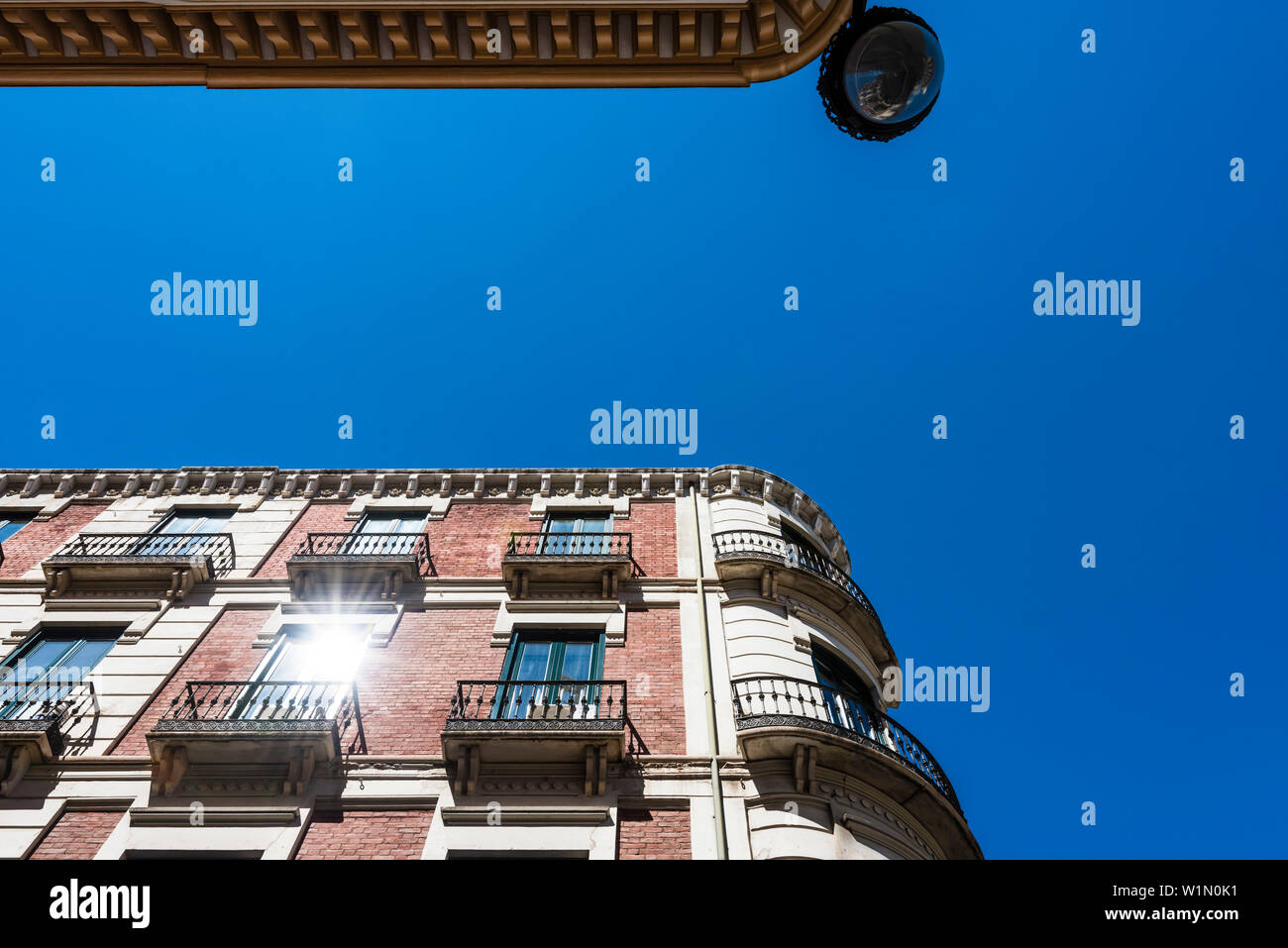Die Sonne spiegelt sich in einem typischen Gebäude im Zentrum der Stadt, Granada, Andalusien, Spanien Stockfoto