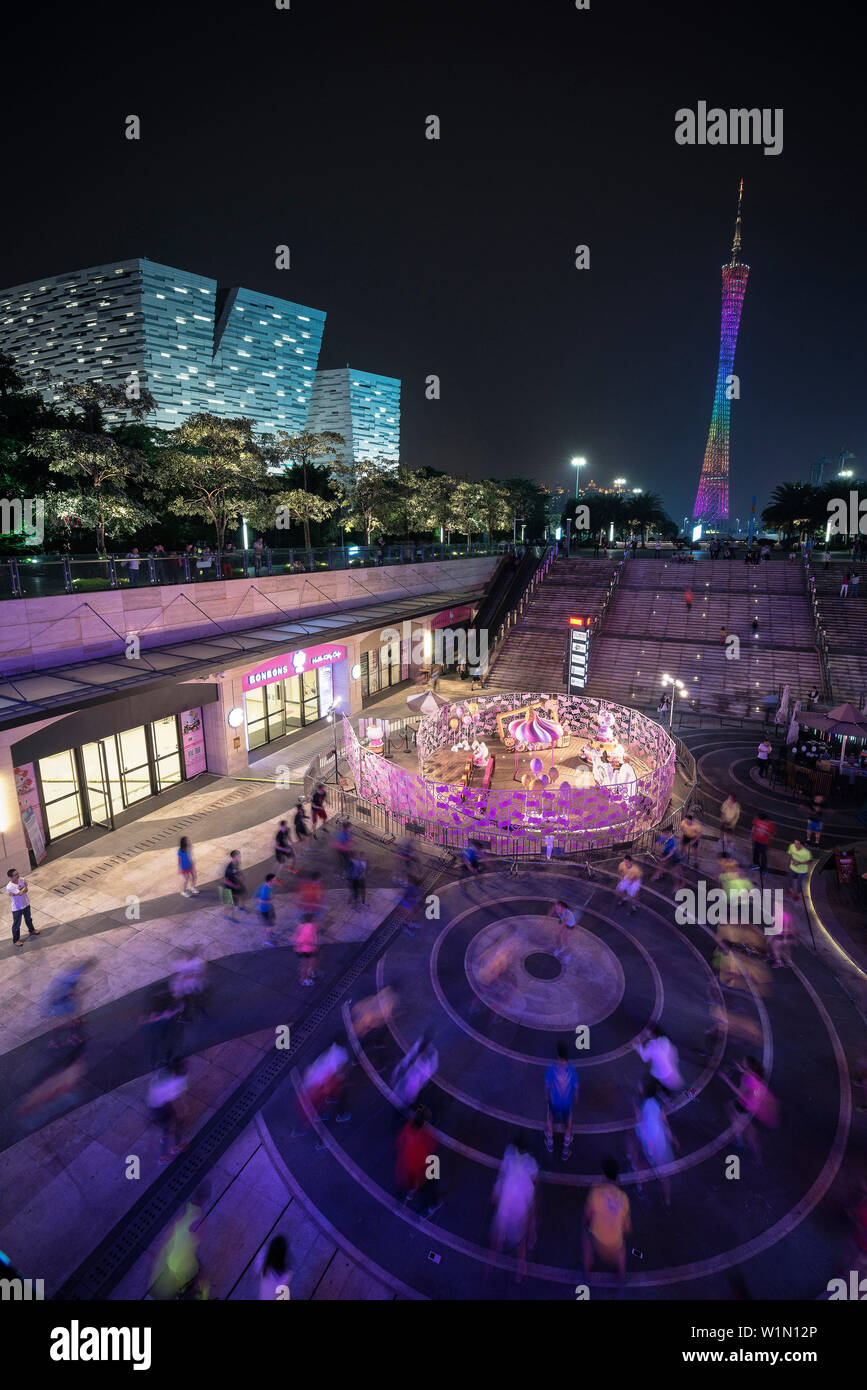 Sport vor dem Fernsehturm bei Nacht, in der Innenstadt von Guangzhou, Provinz Guangdong, Pearl River Delta, China Stockfoto