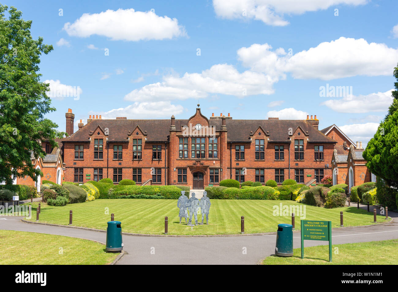 Schreiten der Sixth Form College, High Street, Egham, Surrey, England, Vereinigtes Königreich Stockfoto