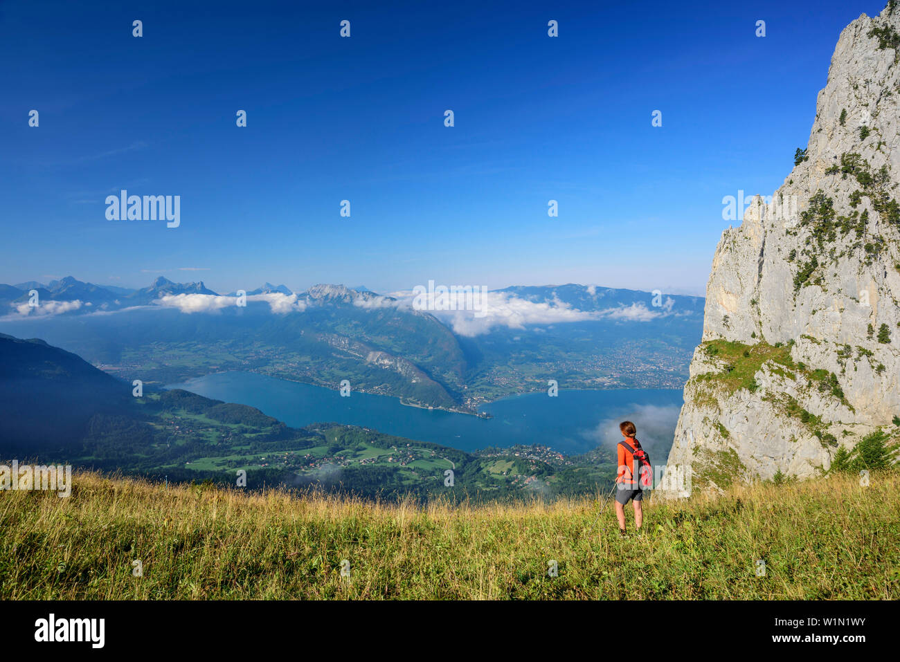 Frau wandern in Richtung Lac d'Annecy, La Tournette, Haute-Savoie, Frankreich Stockfoto