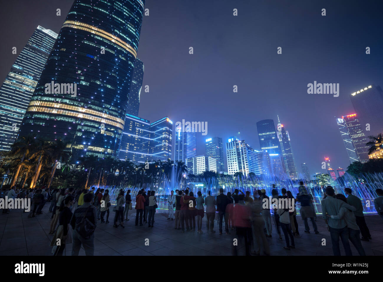Wasserspiele in der Nacht, in der Innenstadt von Guangzhou, Provinz Guangdong, Pearl River Delta, China Stockfoto