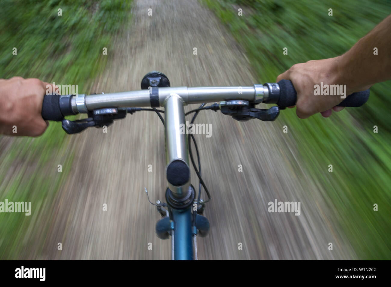 Radfahrer in der morgenbach Tal in der Nähe von Trechtingshausen, Oberes Mittelrheintal, Rheinland-Pfalz, Deutschland, Europa Stockfoto