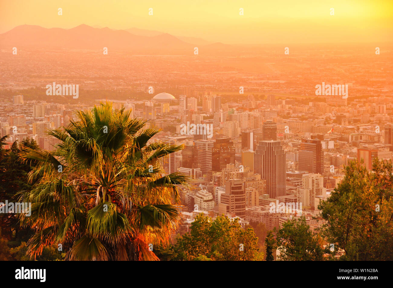 'Sunset über Skyline der Hauptstadt Santiago de Chile mit Anden von Aussichtspunkt am Berg Cerro San Cristobal, Bellavista Viertel, Región Metropoli Stockfoto