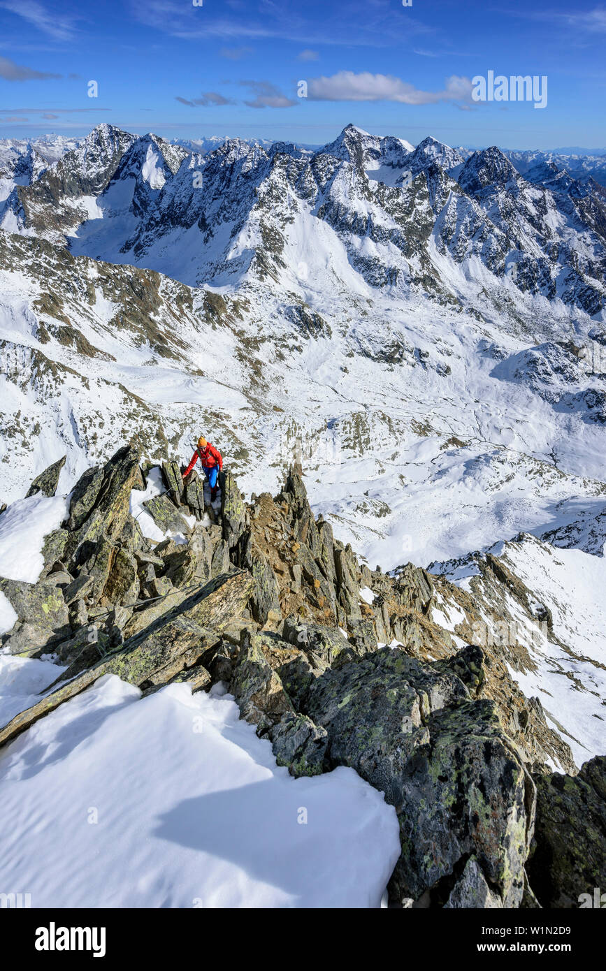 Frau wandern aufsteigend auf Klettersteig in Richtung Gloedis, Petzeck im Hintergrund, Gloedis, Schober, Hohe Tauern, Nationalpark Hohe Tauern, Eas Stockfoto