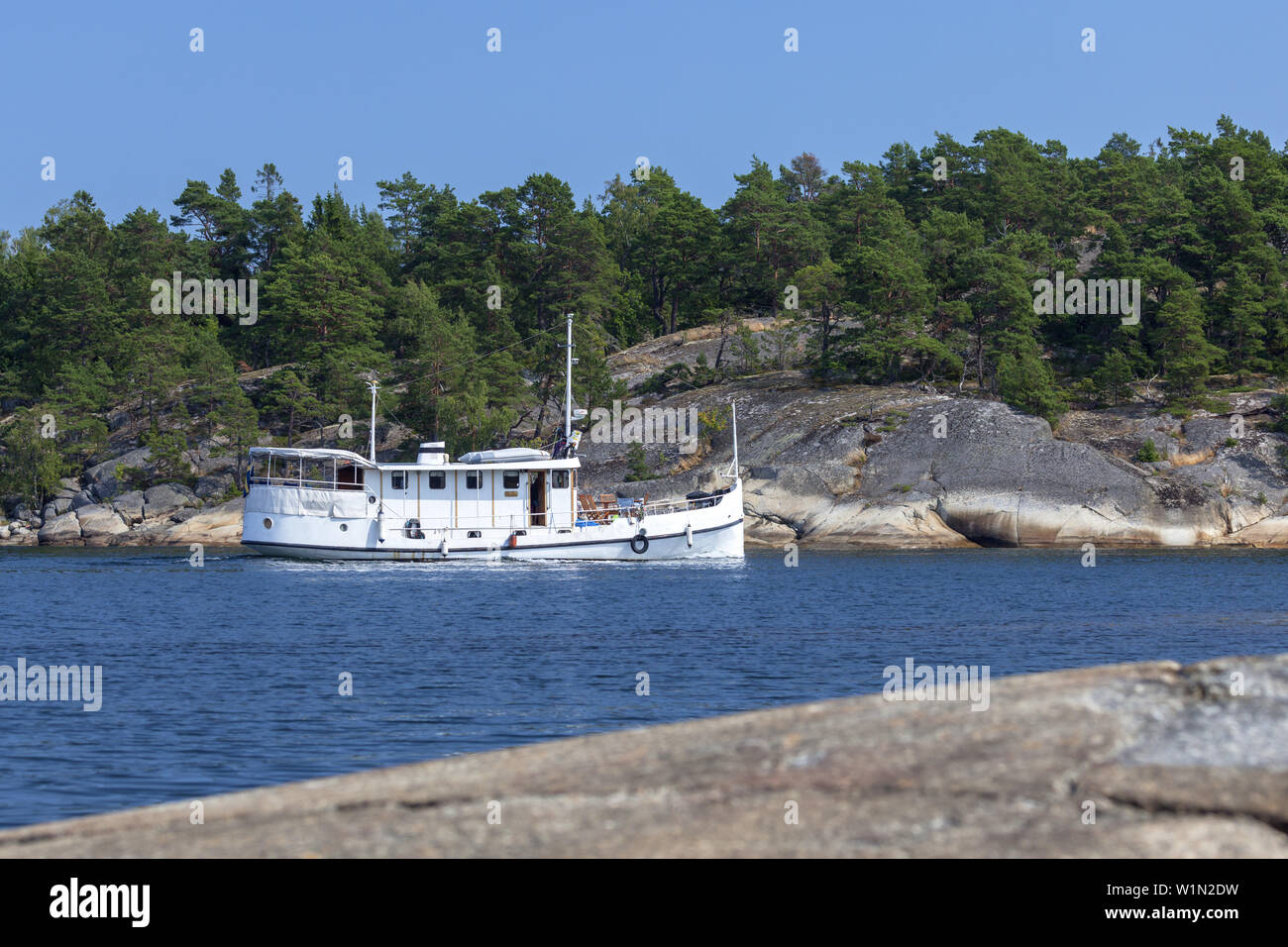 Boot in der Nähe der Insel Finhamn in den Stockholmer Schären, Uppland, Stockholms Land, Süd Schweden, Schweden, Skandinavien, Nordeuropa Stockfoto