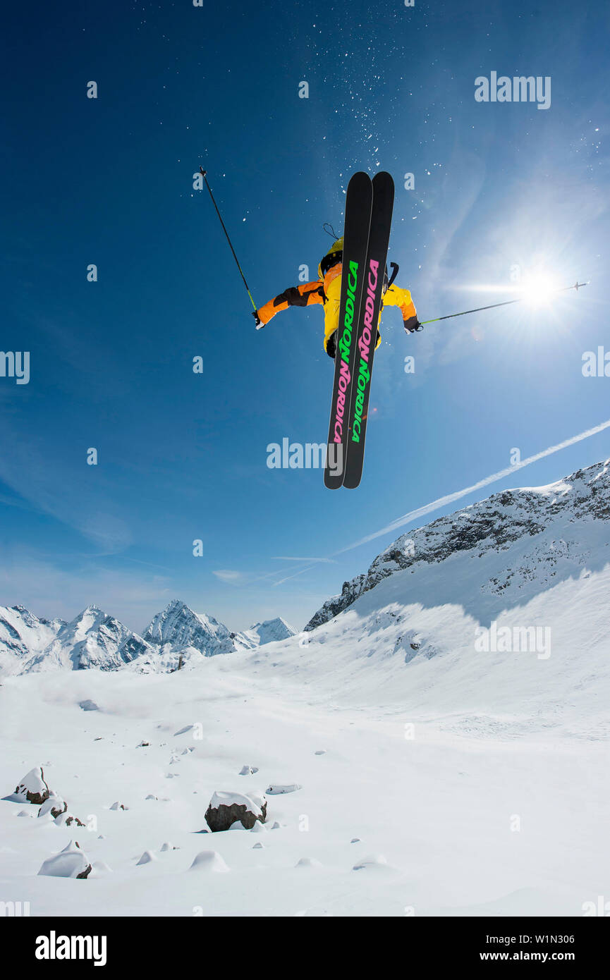 Skifahrer in der Luft, Asti, Piemont, Italien Stockfoto