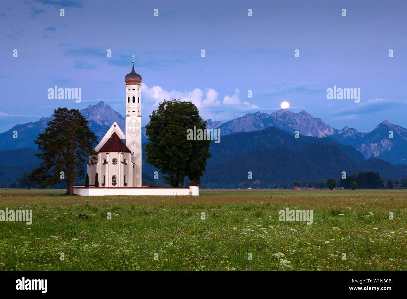 Wallfahrtskirche St. Coloman in der Nähe von Schwangau bei Vollmond, Blick auf die Tannheimer Berge, Allgäu, Bayern, Deutschland Stockfoto