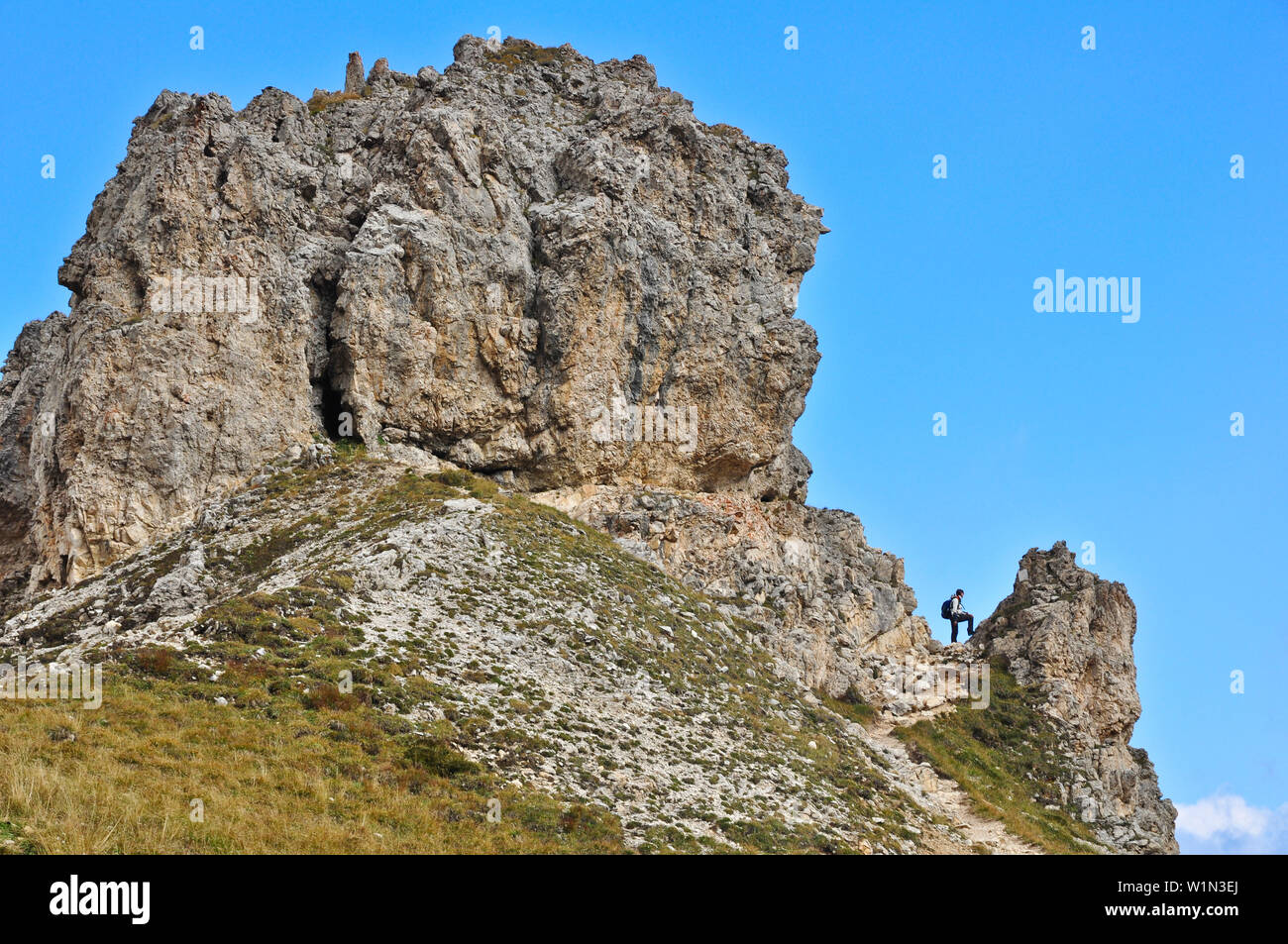 Junge Frau wandern an der Felsformation in der Nähe der Berg Rotwand, Teil der Rosengarten, Rosengarten, St. Zyprian, Tiers, Tiers Valley, Naturpark Schlern Stockfoto