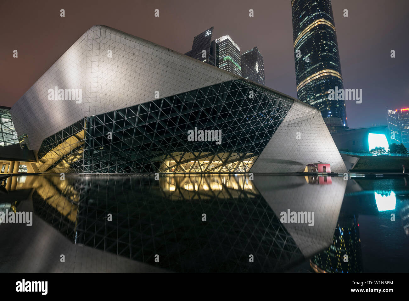 Oper von Zara Hadid bei Nacht, in der Innenstadt von Guangzhou, Provinz Guangdong, Pearl River Delta, China Stockfoto