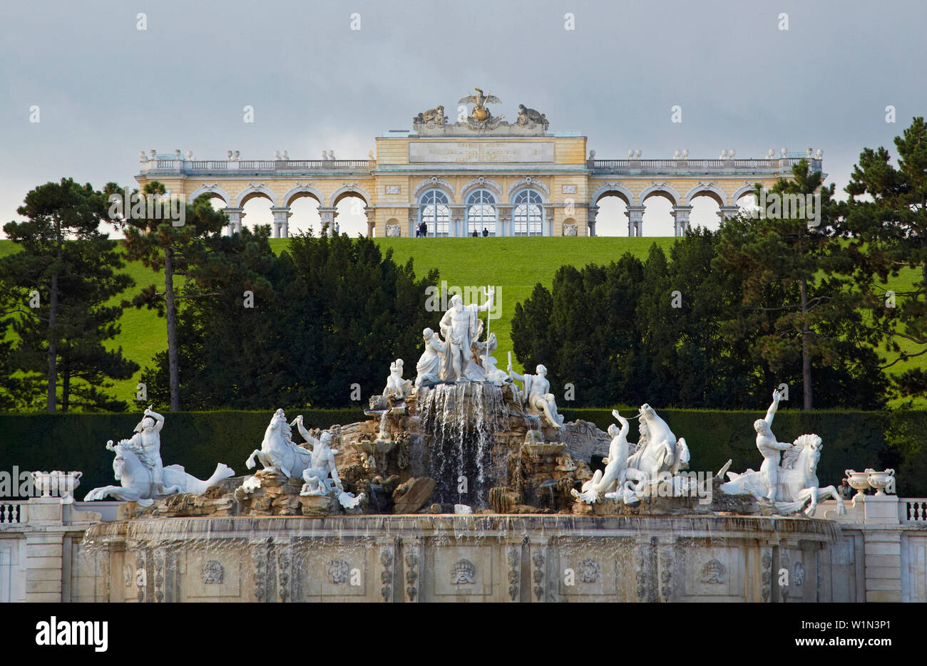 Park von Schloss Schönbrunn mit Neptunbrunnen und Gloriette in Wien an der Donau, Österreich, Europa Stockfoto