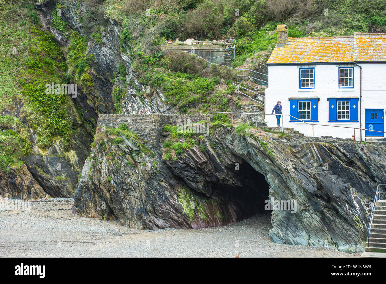 Charaktervolles weiß getünchten Cottages im Küstenort Polperro, Cornwall, England, Vereinigtes Königreich Stockfoto