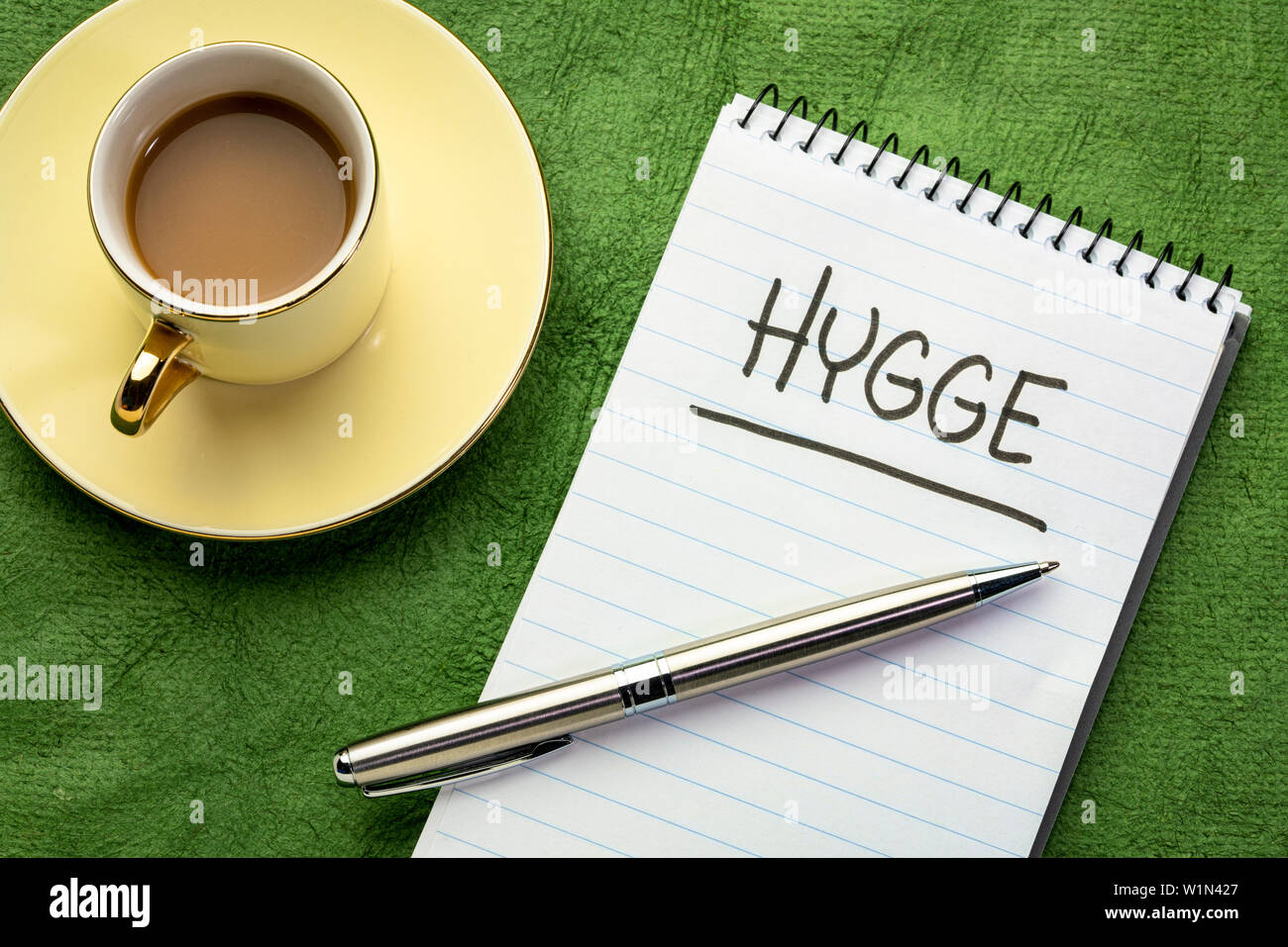 Hygge, dänischen Lebensstil Konzept - Handschrift auf eine Serviette mit einer Tasse Kaffee. Stockfoto