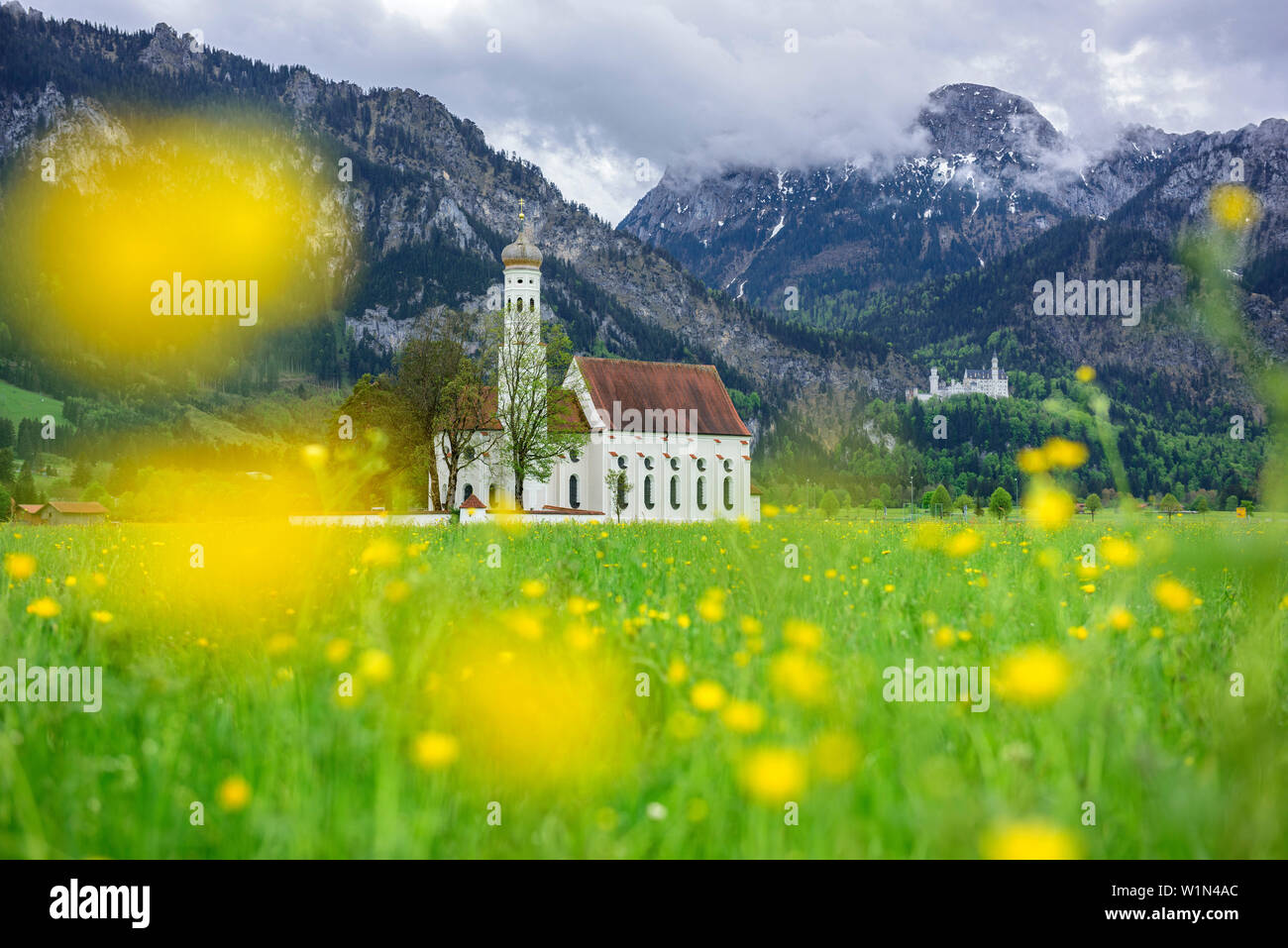 Kirche St. coloman an der Romantischen Straße mit Saeuling und Schloss Neuschwanstein im Hintergrund, Ammergauer Alpen, Allgäu, Schwaben, Bayern, Deutschland Stockfoto