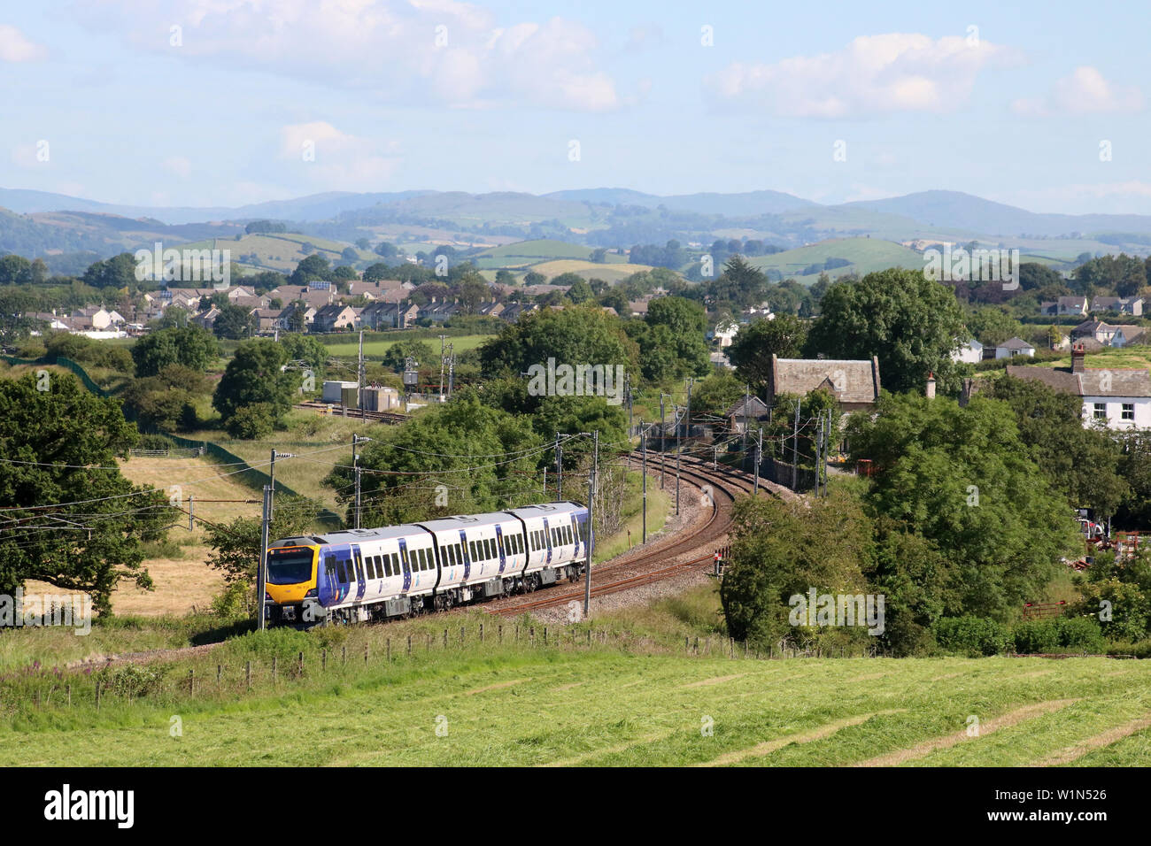 Neue Northern Rail Diesel Civity Triebzuges runden Kurve auf West Coast Main Line von Holme in Cumbria am 3. Juni 2019 mit dem Zug von Windermere. Stockfoto