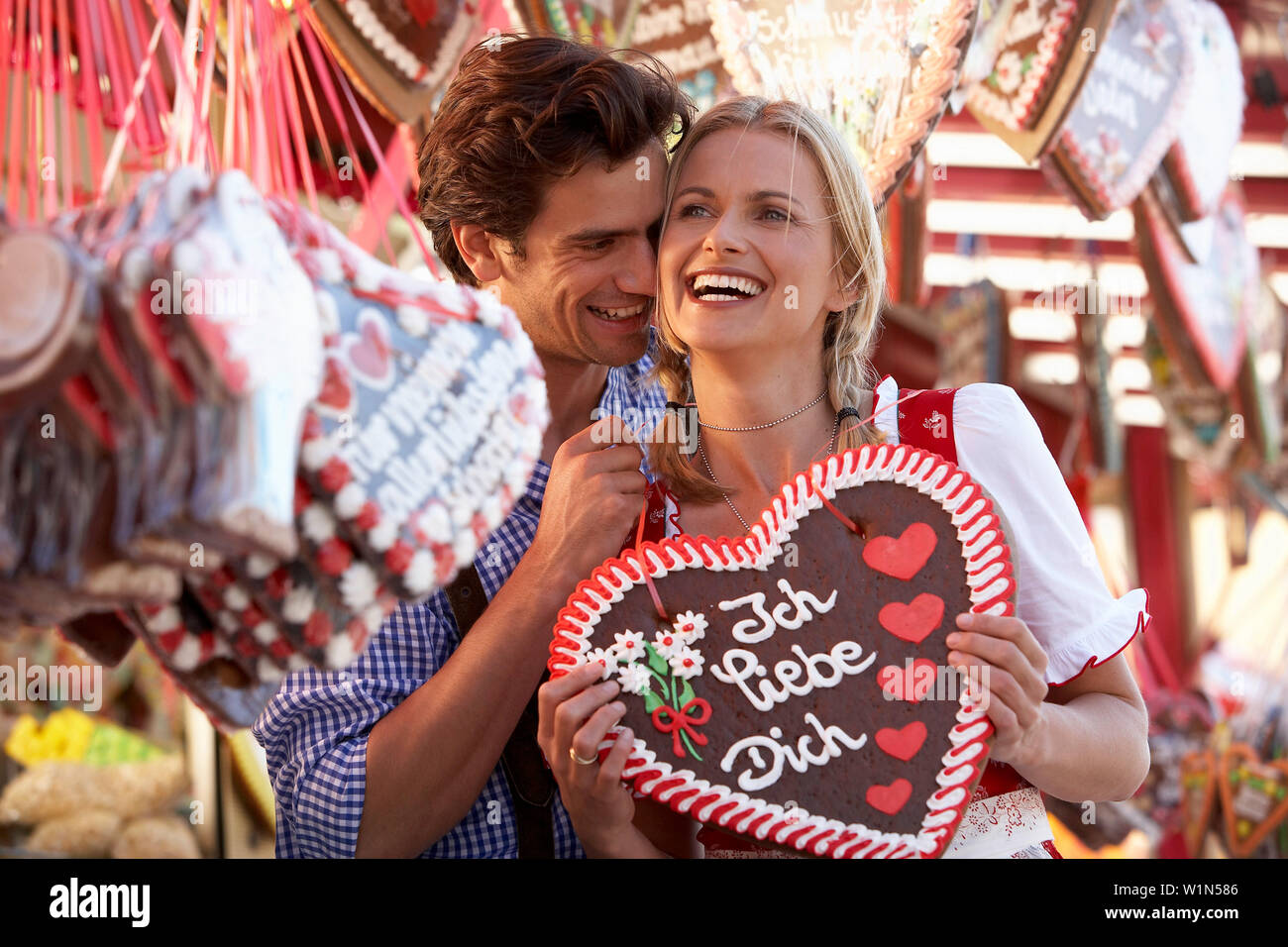 Mann, Frau, eine Schokolade Herz Stockfoto