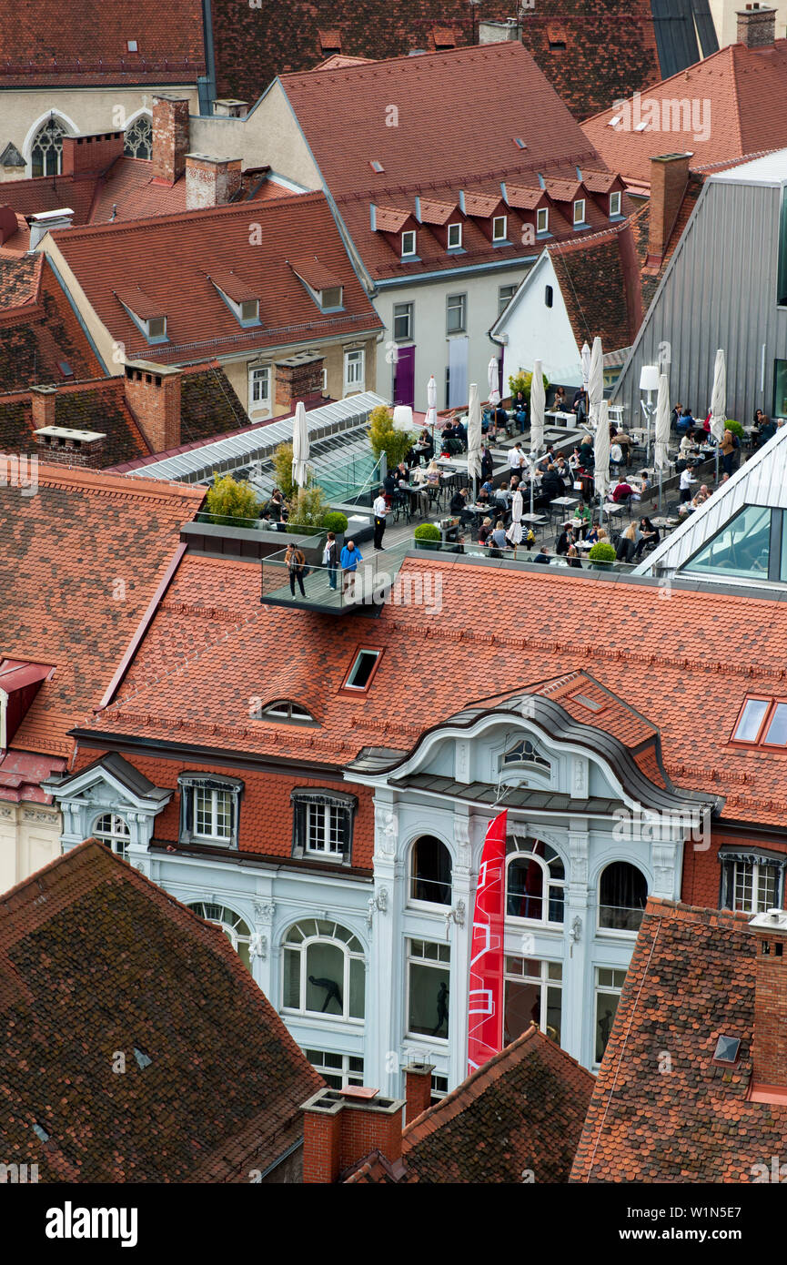 Restaurant Cafe auf der Dachterrasse, im Kaufhaus Kastner & Ohler - Paradeishof, Blick vom Schlossberg auf die Altstadt, die zum UNESCO-Heri Stockfoto