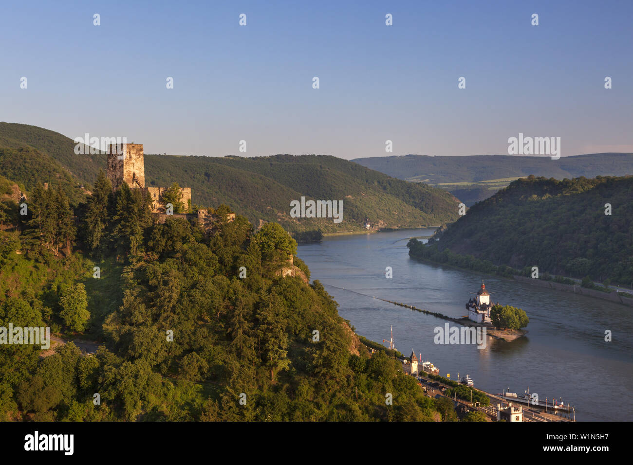 Blick auf das Obere Mittelrheintal mit Pfalzgrafenstein im Rhein und Burg Gutenfels oben, in der Nähe von Kaub, Rheinland-Pfalz, Deutschland, Stockfoto