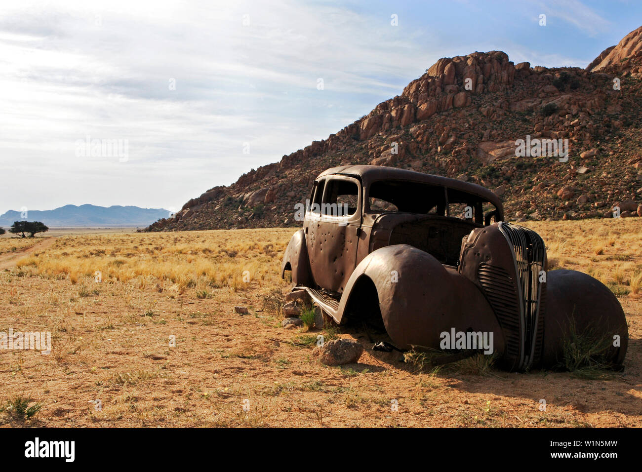 Wrack eines Oldtimer Auto in der Wüste. Hinweis die Einschusslöcher. Klein-Aus-Vista. Gondwana Sperrgebiet Rand Park. Sukkulenten Karoo Wüste. Souther Namibi Stockfoto