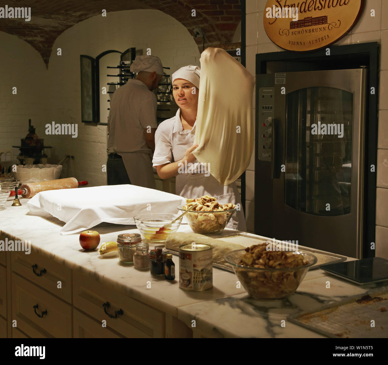 Apfelstrudel Show im Schloss Schönbrunn, Wien an der Donau, Österreich, Europa Stockfoto