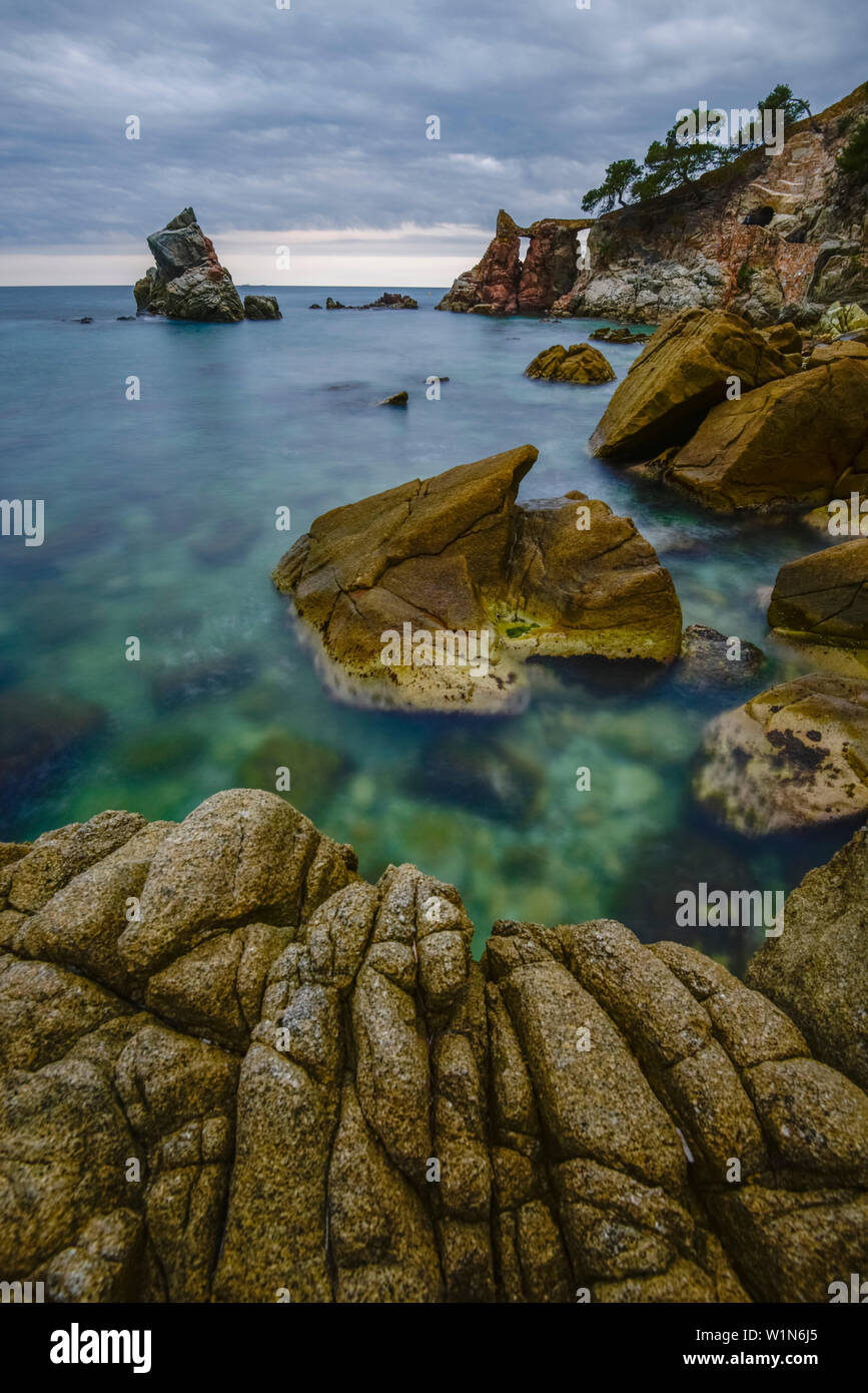 Felsen am Strand von Cala del frares, Sa Caleta, Mittelmeer, Lloret de Mar, Costa Brava, Katalonien, Spanien Stockfoto