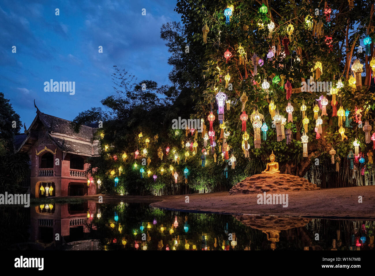 Nacht beleuchtung an einem See mit chinesischen Laternen und Heiligen Buddha, Tempel Wat Phan Tao, Chiang Mai, Thailand, Südostasien Stockfoto