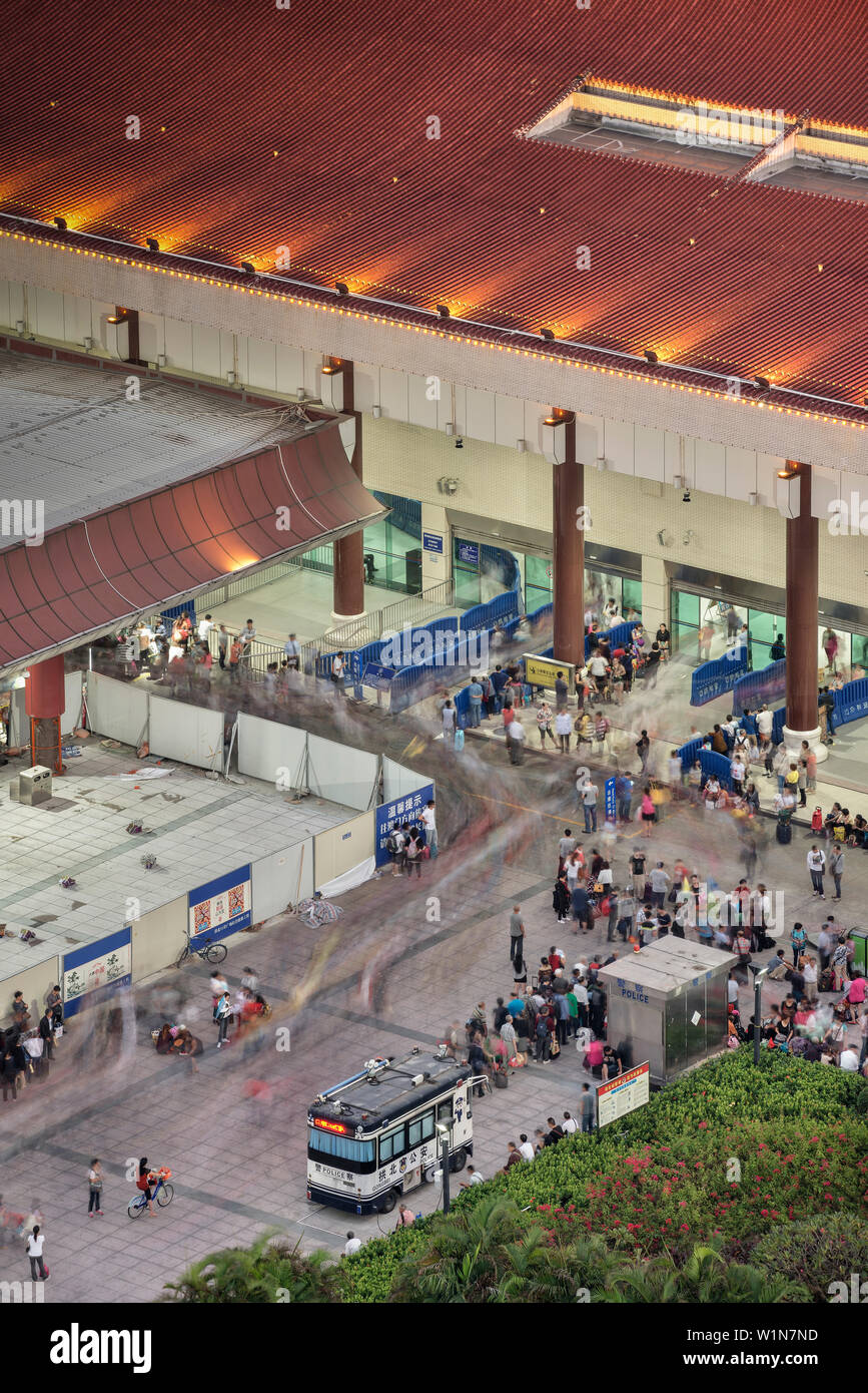 Die Menschen in der Nähe der Grenze Hafen auf dem Festland China, Macau, Zhuhai, Guangdong Province, China Stockfoto