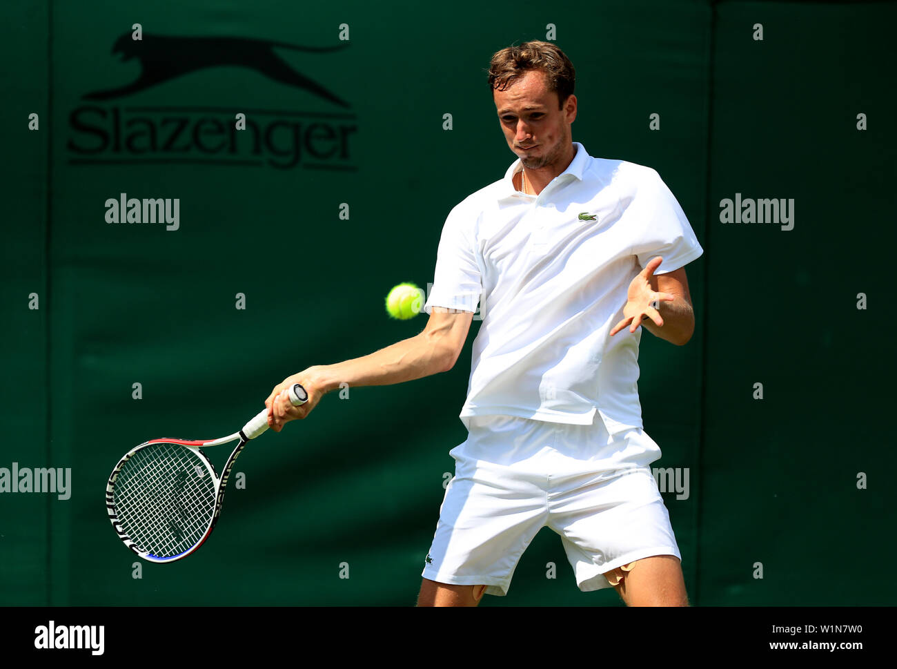 Daniil Medwedew in Aktion gegen Alexei Popyrin an Tag drei der Wimbledon Championships in der All England Lawn Tennis und Croquet Club, Wimbledon. Stockfoto