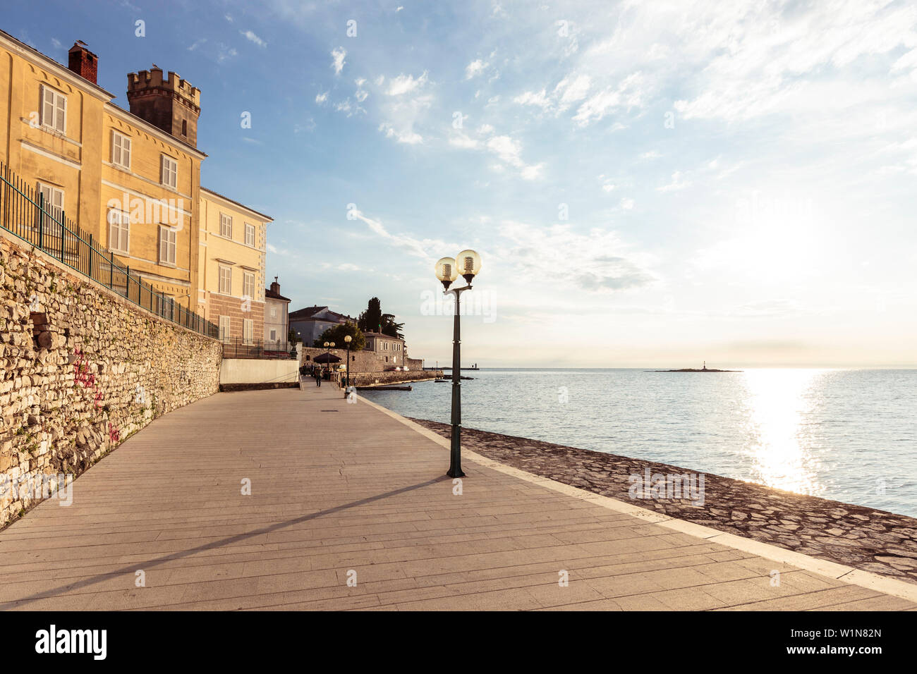 Abendsonne entlang der Uferpromenade von Porec, Istrien, Kroatien Stockfoto