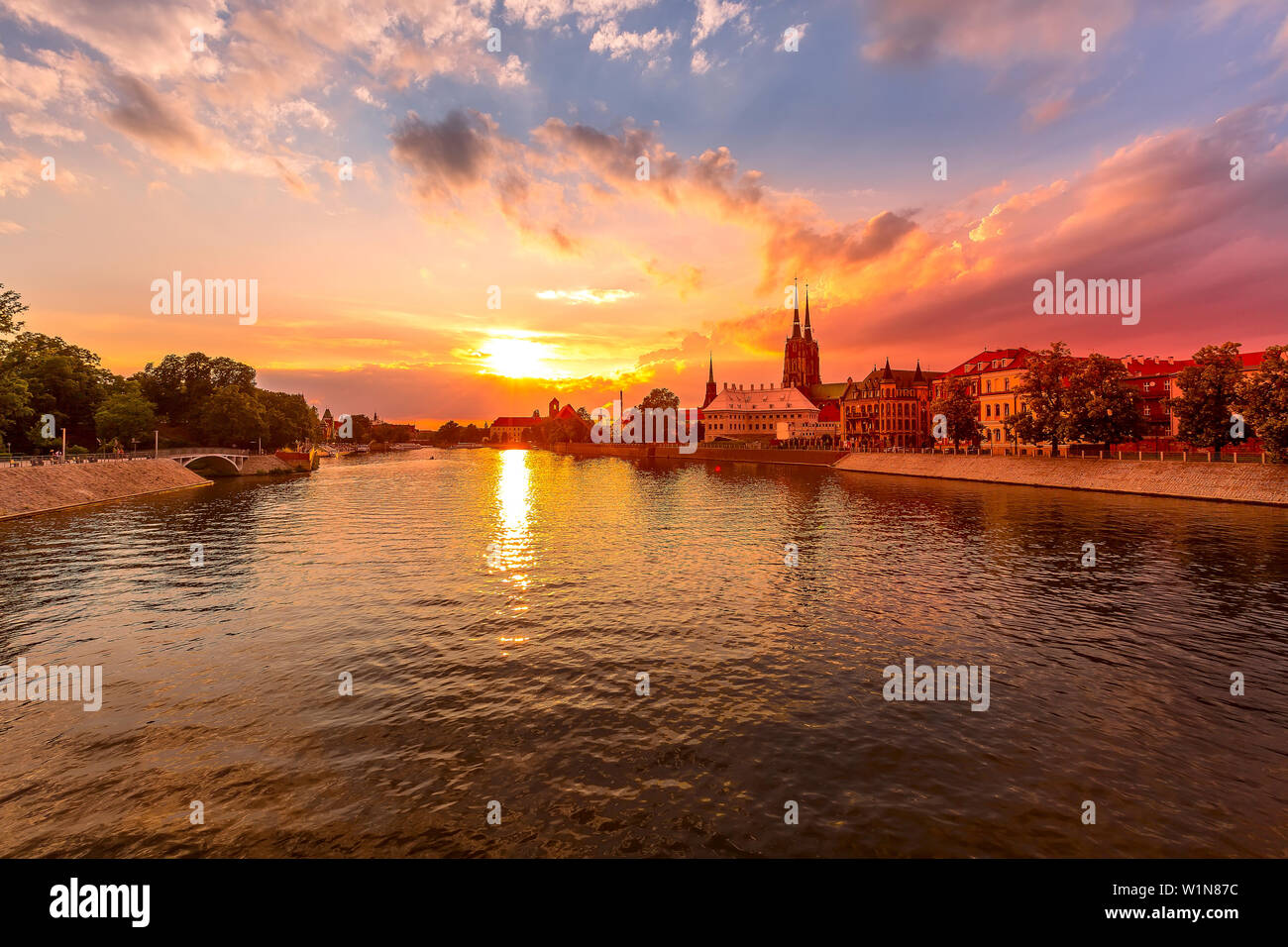 ostrow-tumski-wroclaw-odra-river-fotos-und-bildmaterial-in-hoher