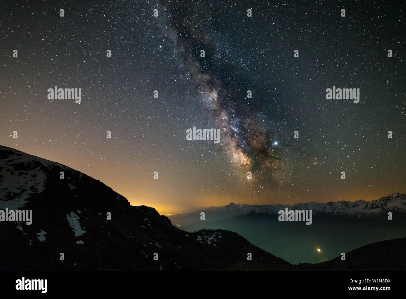 Milchstrasse Sterne Uber Die Alpen Mars Und Jupiter Planet Schneebedeckte Berge Astro Nachthimmel Sternenhimmel Stockfotografie Alamy