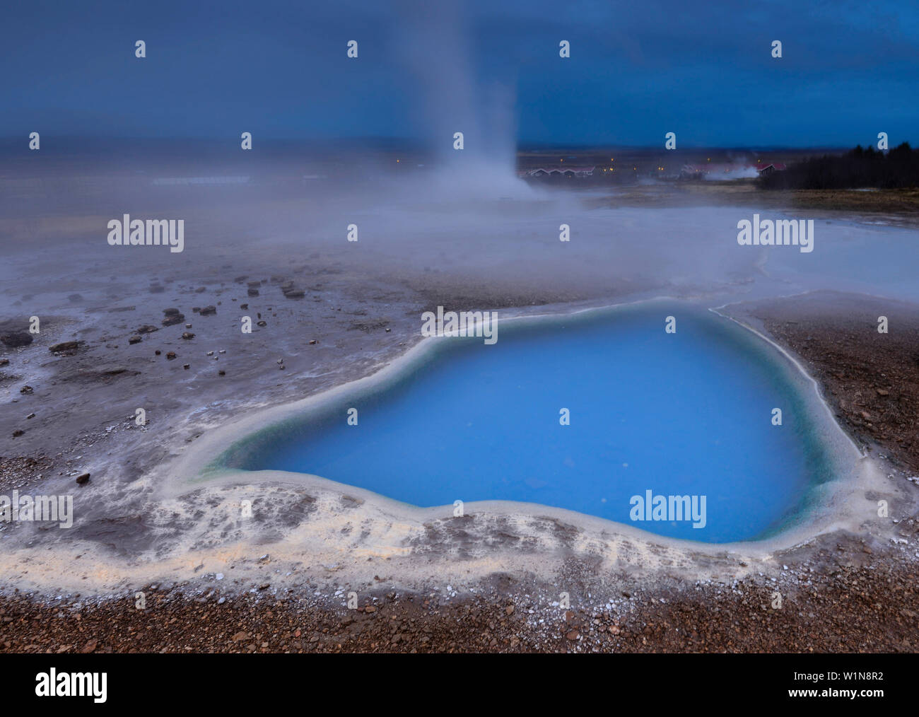 Geysir Strokkur bei Ausbruch und Türkis hot spring Blesi, Tal Haukadalur, Blaskogabyggd, Golden Circle, Southern Island, Island, Europa Stockfoto