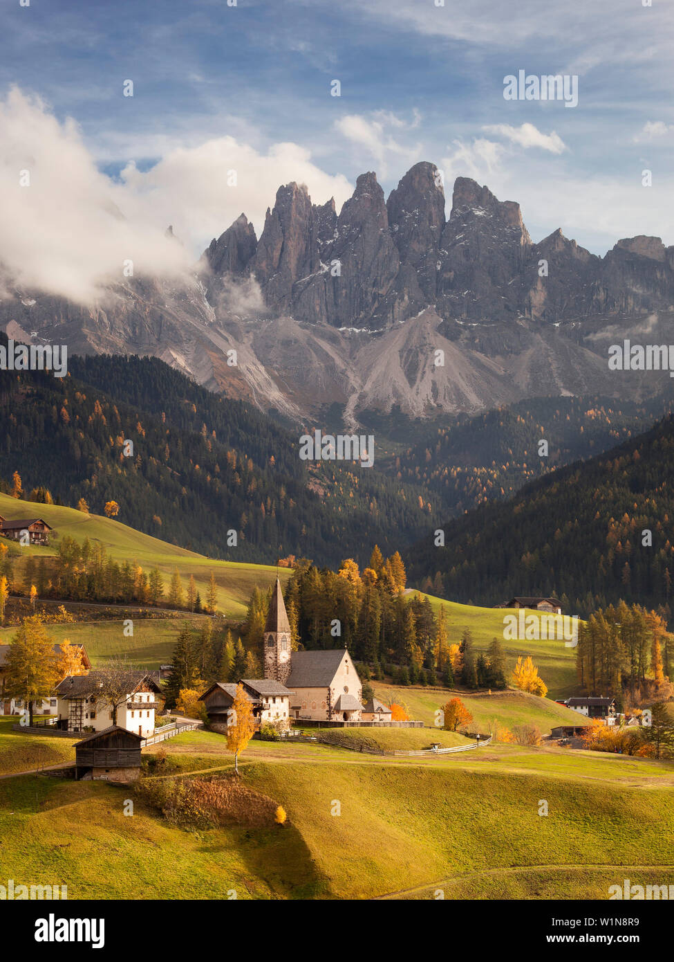 Blick über Val di Funes Tal im Herbst mit der Kirche von St. Magdalena und die Geisler Gruppe, Alpen, Südtirol, Dolomiten, Südtirol, Italien, Europ. Stockfoto