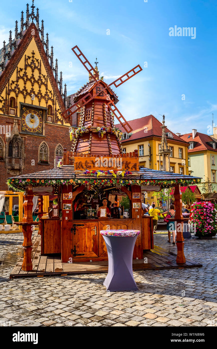 Wroclaw, Polen - 21. Juni 2019: Altes Rathaus und dekorative Mühle am Marktplatz, Stände mit Essen und Getränken, Menschen Stockfoto