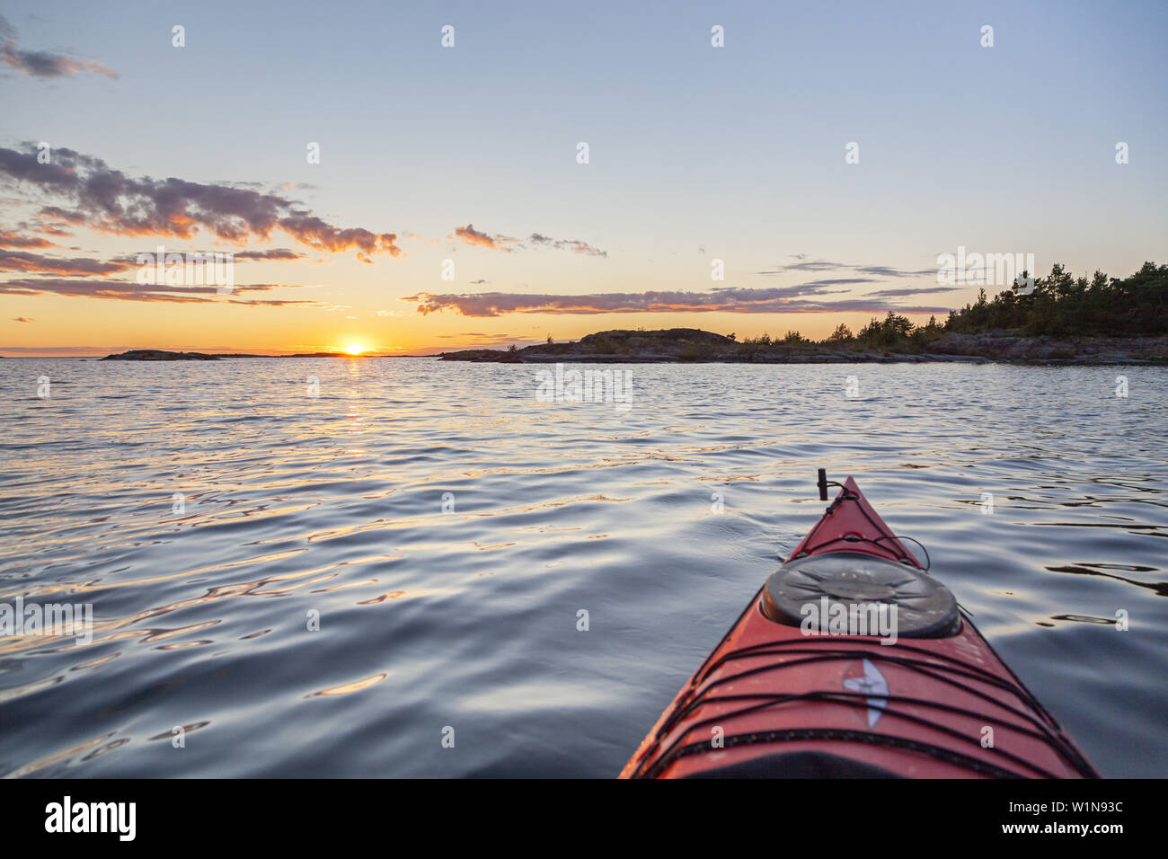 Kajak Tour auf dem See Vänern in der Nähe von Naven, Halbinsel Kallandsö,  February, Götaland, Süd Schweden, Schweden, Skandinavien, Nordeuropa,  Europa Stockfotografie - Alamy