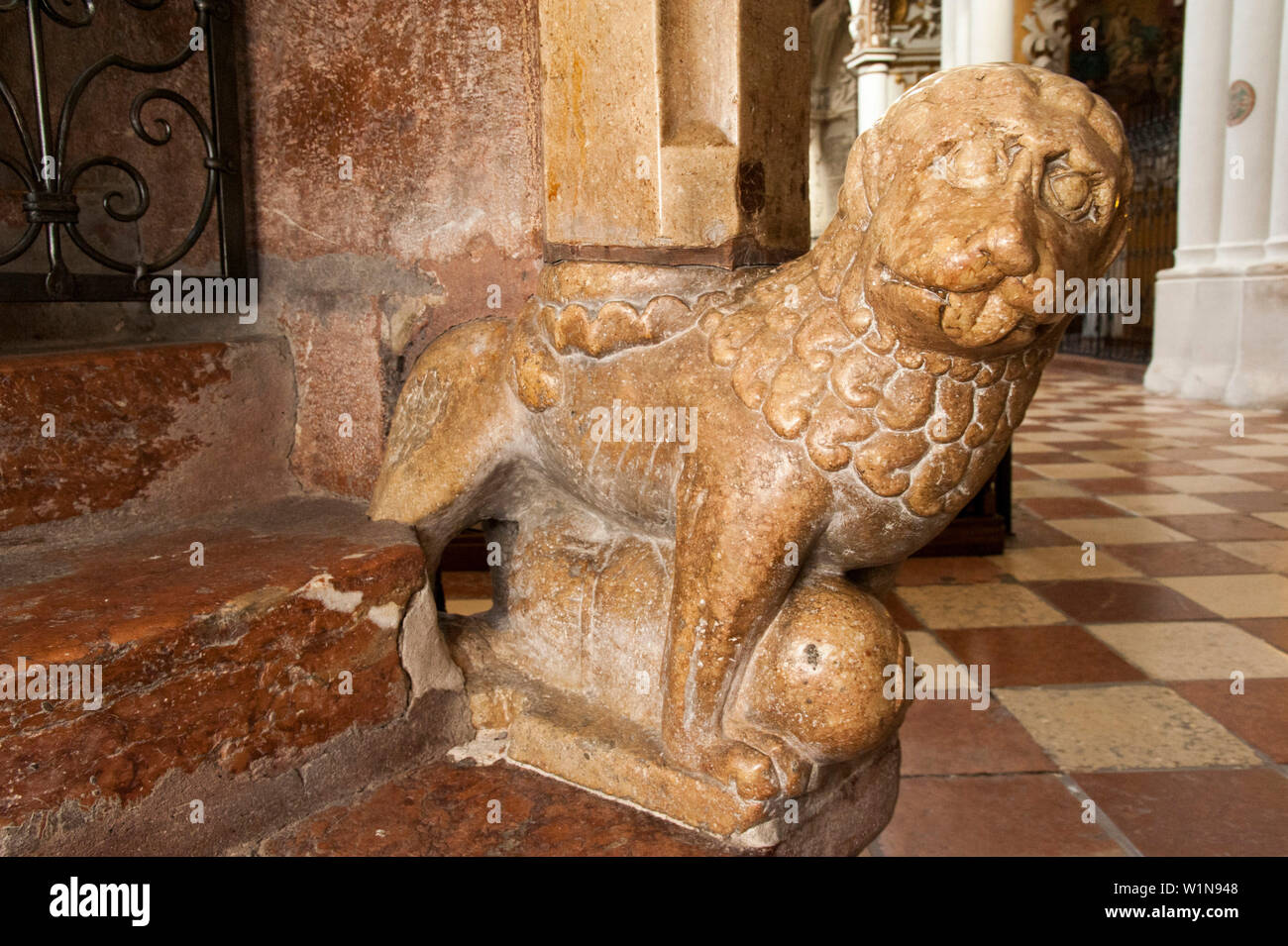 Romanische Löwen, Franziskaner Kirche aus dem 13. Jahrhundert im historischen Zentrum der Stadt Salzburg, ein UNESCO-Weltkulturerbe, Österreich Stockfoto