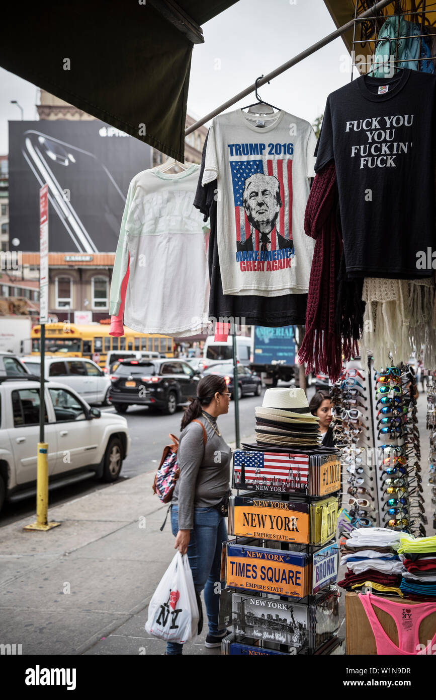 Souvenir shop in Chinatown mit Shirt von Donald Trump, Manhattan, New York City, USA, Vereinigte Staaten von Amerika Stockfoto