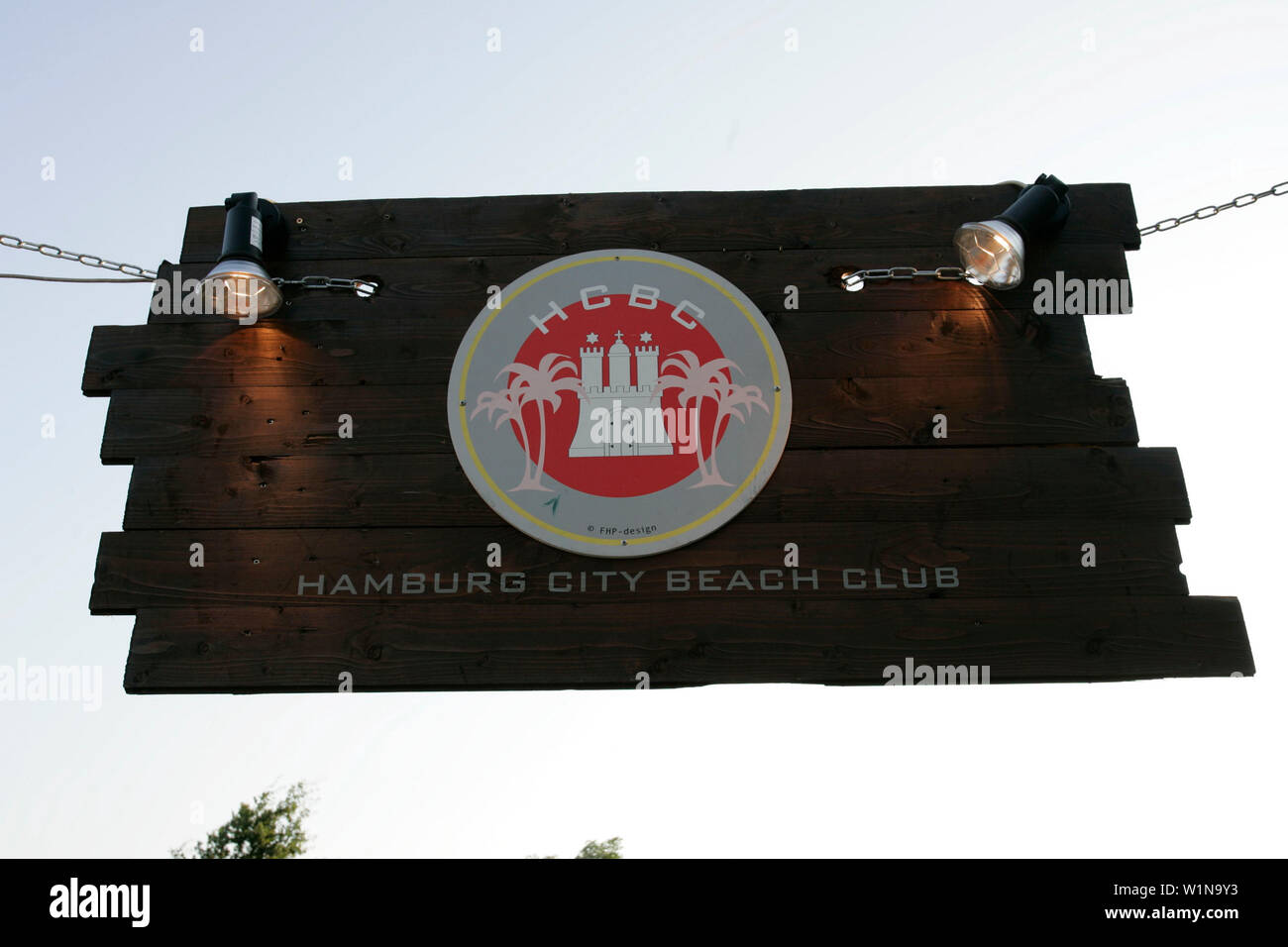 Beach Club an der Elbe, Besucher, Gäste, Stadt, Altona, St. Pauli, Hafen, Hafen, Hamburg Stockfoto