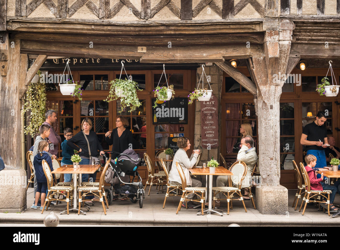 Mittelalterliche Holz gerahmte Gebäude in der Rue des Merciers, Dinan, Bretagne, Frankreich Stockfoto