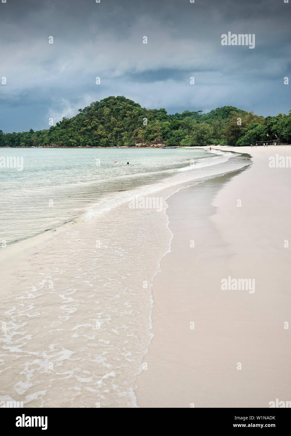 Weißer Sandstrand mit klarem Wasser, Buffalo Bay Ao Khao Kwai, Ko Phayam, Andaman Küste, Thailand, Südostasien Stockfoto