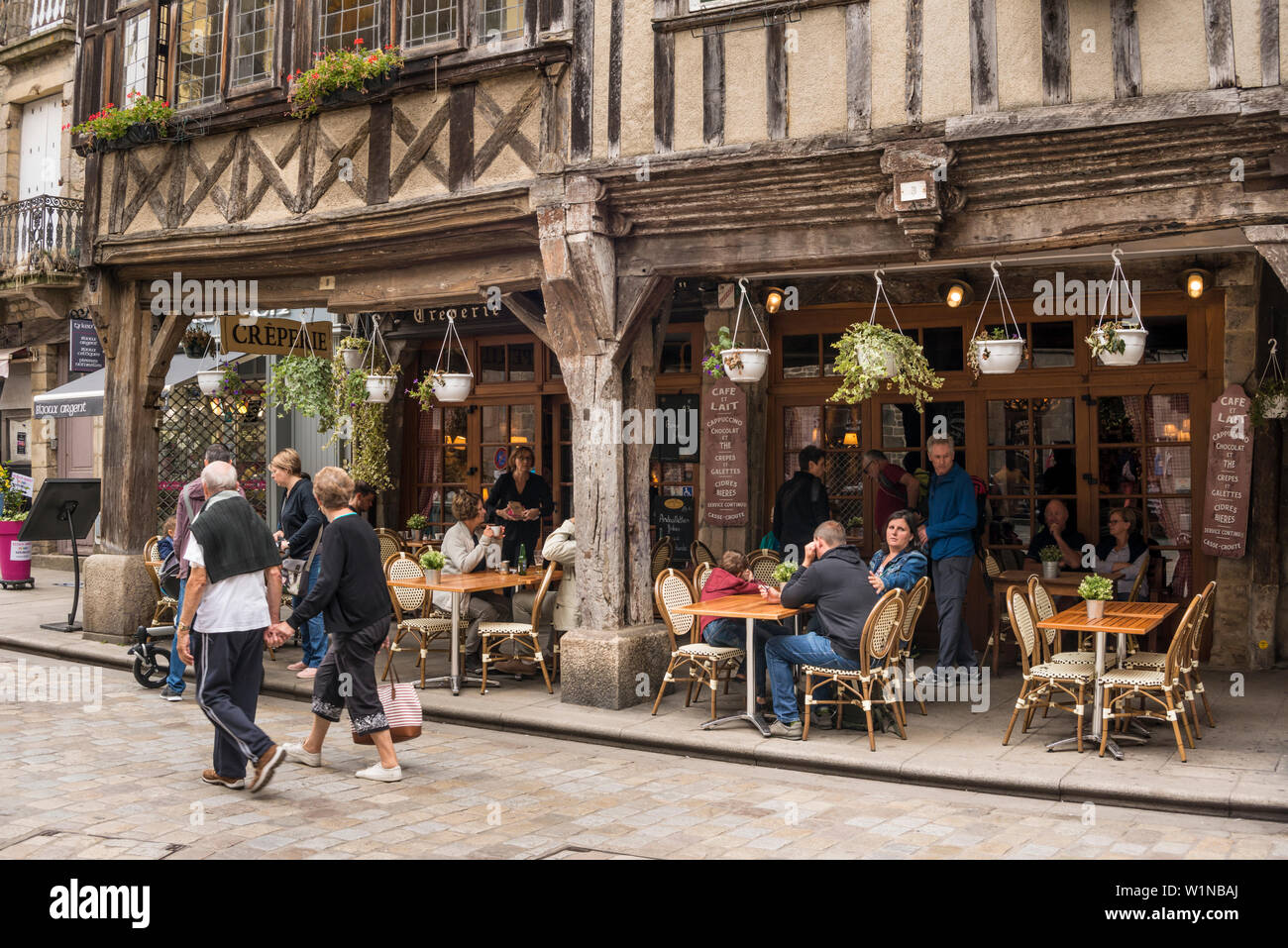 Mittelalterliche Holz gerahmte Gebäude in der Rue des Merciers, Dinan, Bretagne, Frankreich Stockfoto