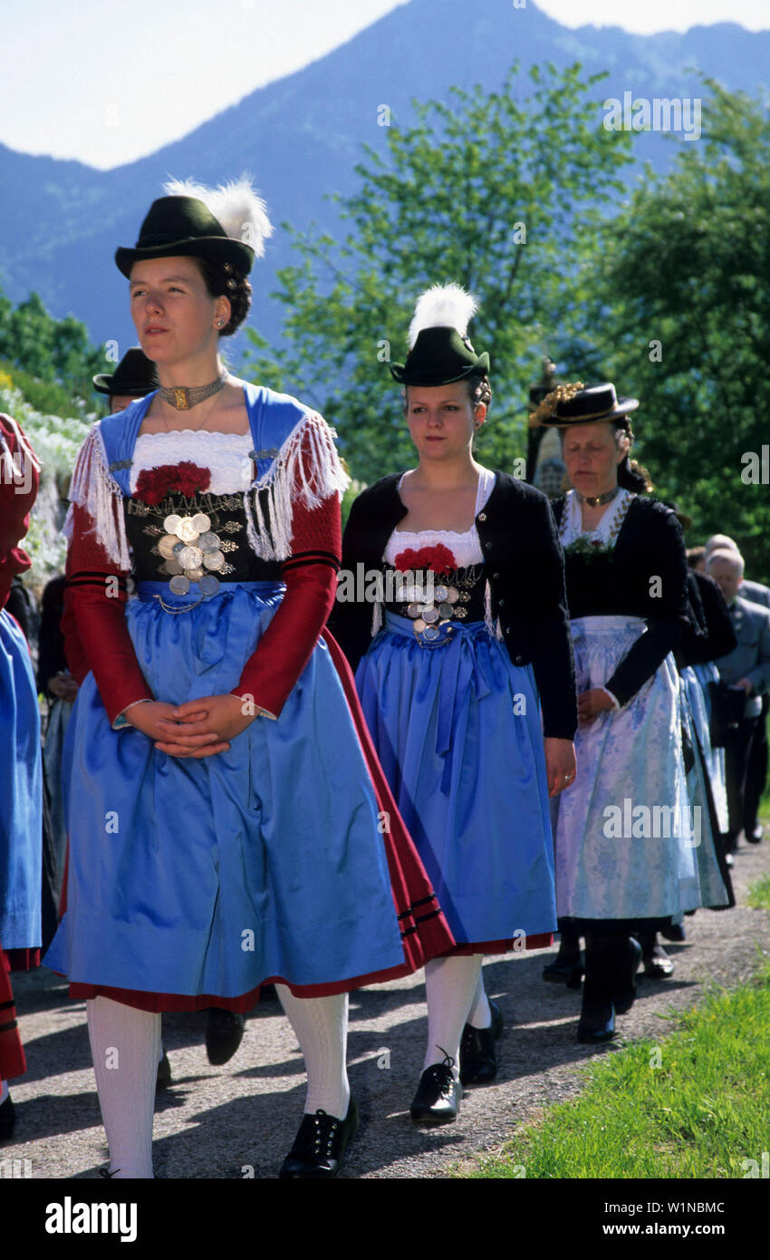junge Frauen tragen Dirndl Kleider, eine Wallfahrt zu Raiten Schleching,  Chiemgau, Upper Bavaria, Bavaria, Germany Stockfotografie - Alamy