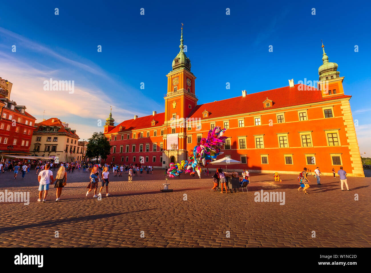 Warschau, Polen - 24 Juni, 2019: Bunte Häuser und bei der königlichen Burg Platz in der Altstadt der polnischen Hauptstadt Stockfoto