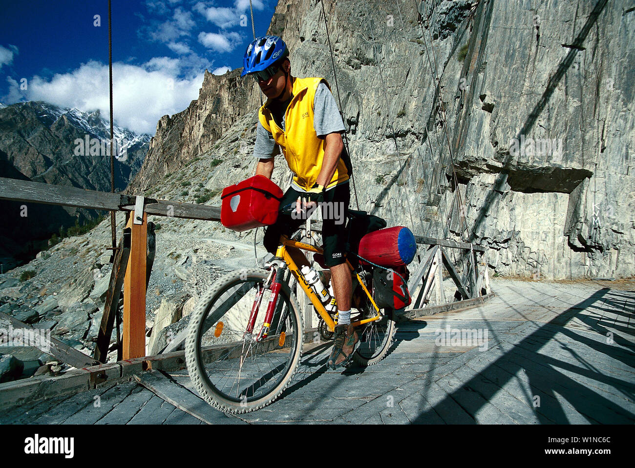 Mountainbiker, Haengebruecke, b. Chalt, Karakorum Highway Hunza Tal, Pakistan Stockfoto
