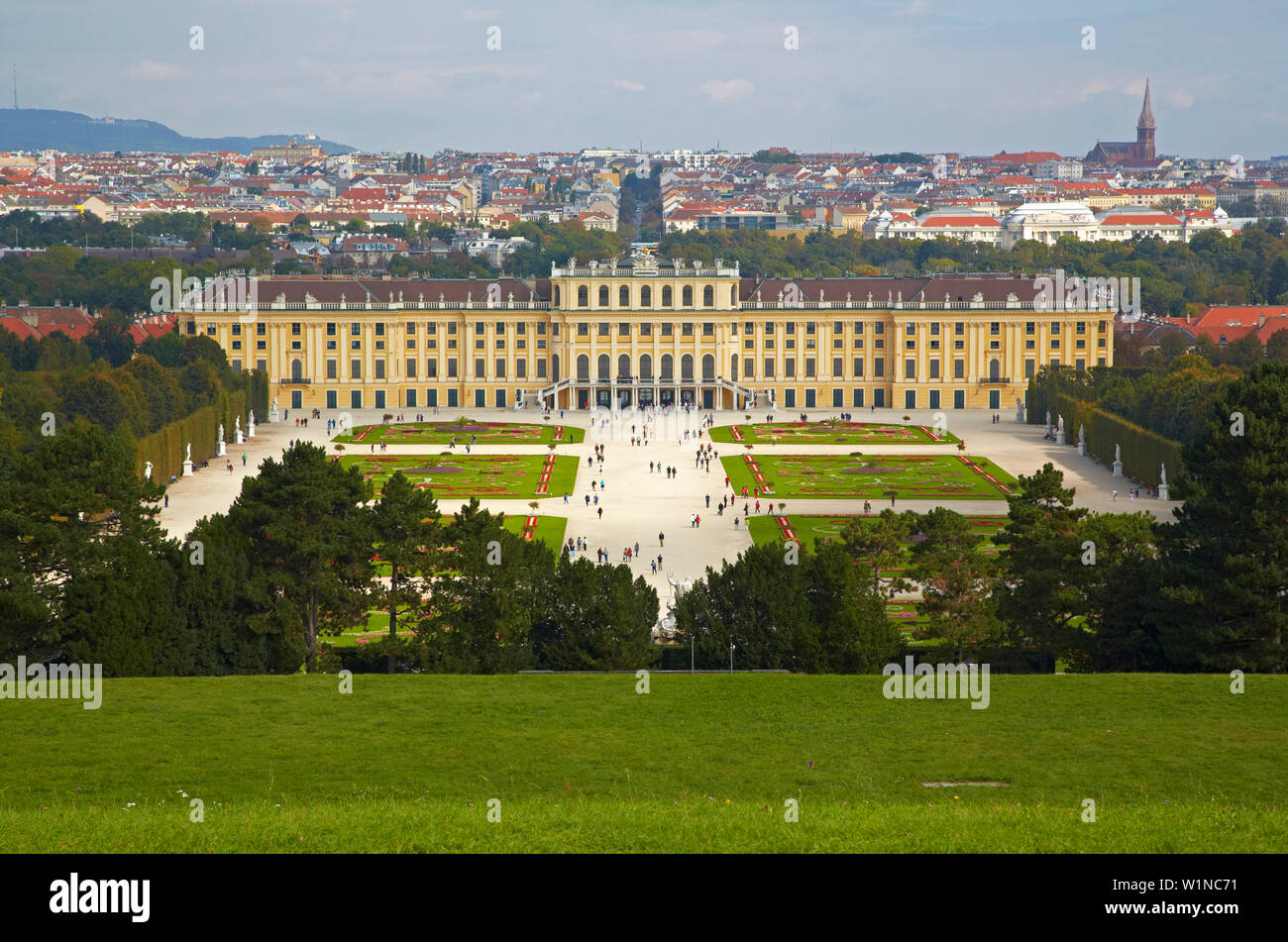 Blick aus dem Park von Schloss Schönbrunn auf der Burg und der Stadt Wien, Donau, Österreich, Europa Stockfoto