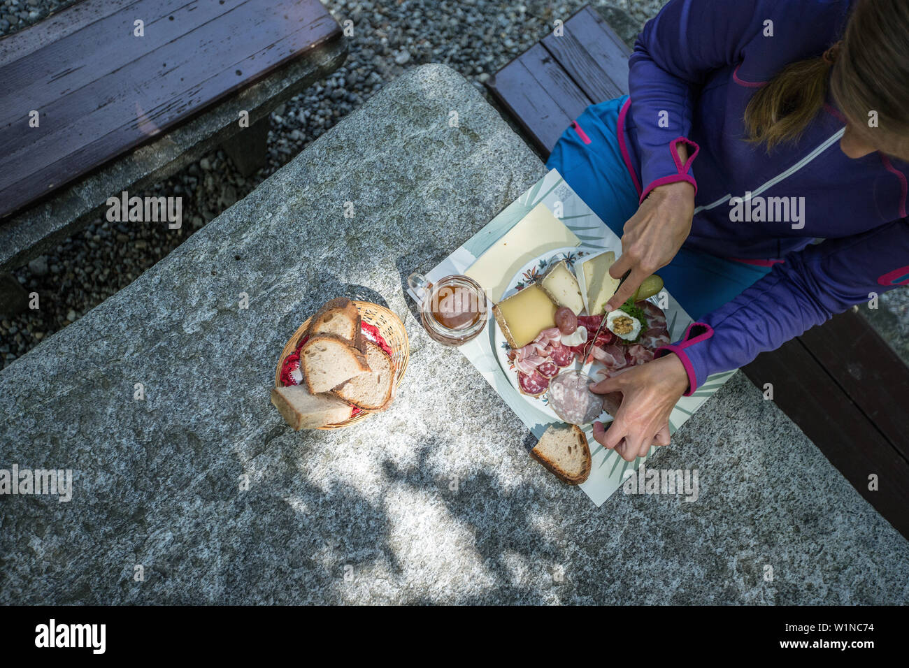 Junge weibliche Wanderer essen einen leckeren Snack, Valle Verzasca, Tessin, Schweiz Stockfoto