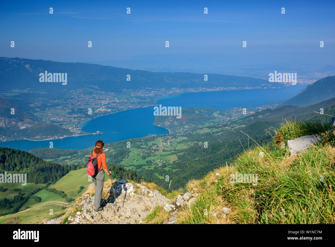 Frau wandern in Richtung Lac d'Annecy, Tournette, La Tournette, Haute-Savoie, Frankreich Stockfoto