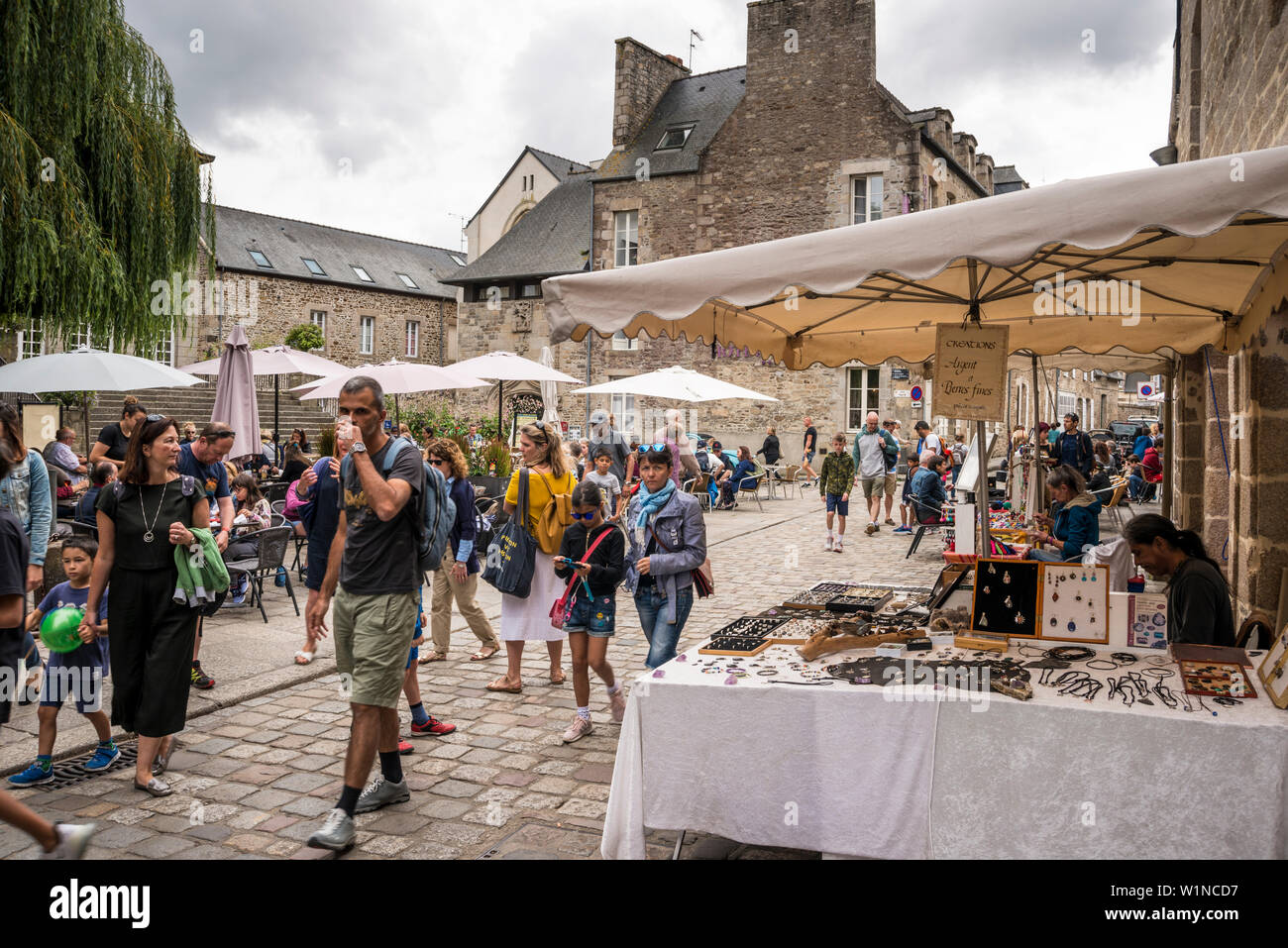 Touristen, die sich in der Straße von Dinan, Bretagne, Frankreich Stockfoto